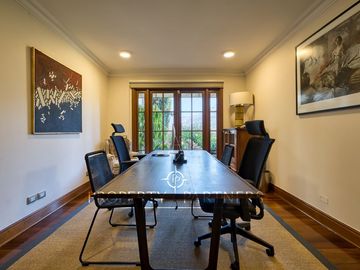 Departamento con vista panorámica a Santiago, jardín y piscina privada