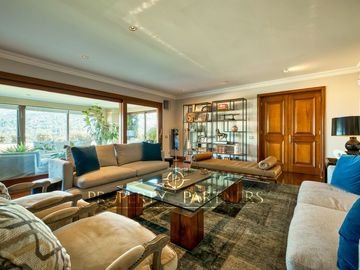 Departamento con vista panorámica a Santiago, jardín y piscina privada