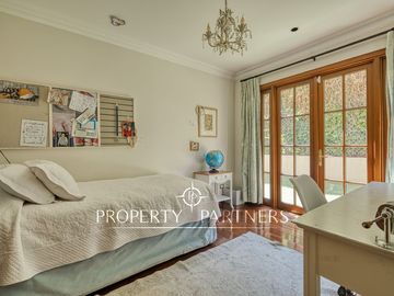 Departamento con vista panorámica a Santiago, jardín y piscina privada