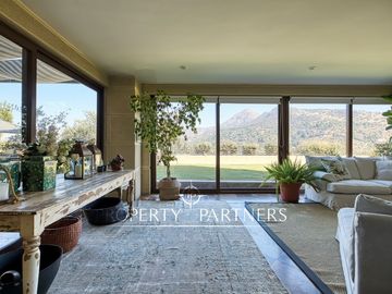 Departamento con vista panorámica a Santiago, jardín y piscina privada