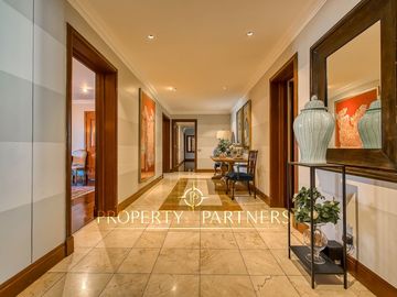 Departamento con vista panorámica a Santiago, jardín y piscina privada