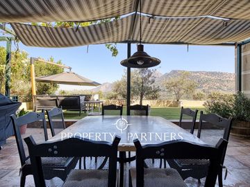 Departamento con vista panorámica a Santiago, jardín y piscina privada