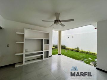 Casa en Venta en Esmeralda Norte Colima con Páneles Solares junto a Jardín!