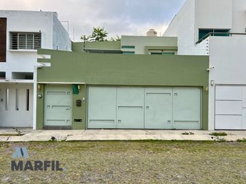 Casa en Venta en Esmeralda Norte Colima con Páneles Solares junto a Jardín!