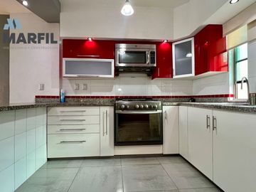 Casa en Venta en Esmeralda Norte Colima con Páneles Solares junto a Jardín!