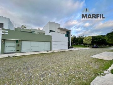 Casa en Venta en Esmeralda Norte Colima con Páneles Solares junto a Jardín!