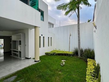 Casa en Venta en Esmeralda Norte Colima con Páneles Solares junto a Jardín!