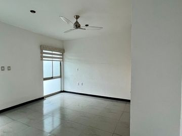 Casa en Venta en Esmeralda Norte Colima con Páneles Solares junto a Jardín!