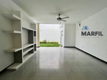 Casa en Venta en Esmeralda Norte Colima con Páneles Solares junto a Jardín!