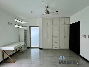 Casa en Venta en Esmeralda Norte Colima con Páneles Solares junto a Jardín!