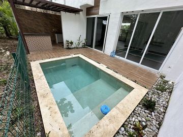 Casa en venta con vista al lago en privada Altozano, Mérida, Yucatán