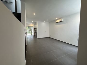Casa en venta con vista al lago en privada Altozano, Mérida, Yucatán