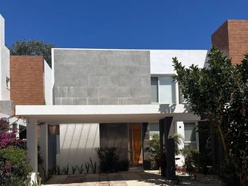 Casa en venta con vista al lago en privada Altozano, Mérida, Yucatán