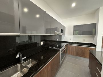 Casa en venta con vista al lago en privada Altozano, Mérida, Yucatán
