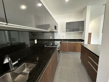 Casa en venta con vista al lago en privada Altozano, Mérida, Yucatán
