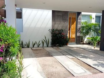 Casa en venta con vista al lago en privada Altozano, Mérida, Yucatán