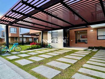 Venta hermosa casa de 2 niveles en Cajicá