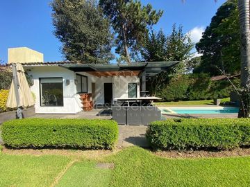 CASA EN VENTA, CERCA DE CLUB DE GOLF