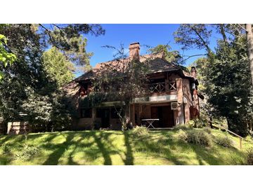 EN CARILO, CLASICO CHALET EN EXCELENTE UBICACIÓN