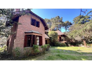 EN CARILO, CLASICO CHALET EN EXCELENTE UBICACIÓN