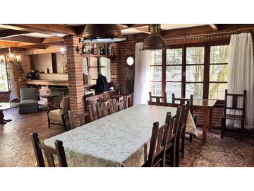 EN CARILO, CLASICO CHALET EN EXCELENTE UBICACIÓN
