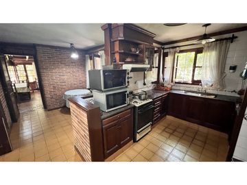 EN CARILO, CLASICO CHALET EN EXCELENTE UBICACIÓN