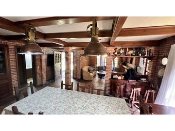 EN CARILO, CLASICO CHALET EN EXCELENTE UBICACIÓN