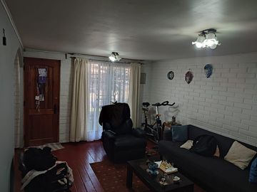 Excelente casa 4D/2B, dos pisos, con porche dos vehículos en comuna de Maipú