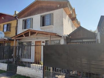 Excelente casa 4D/2B, dos pisos, con porche dos vehículos en comuna de Maipú