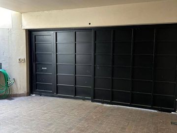 Casa en venta de 4 dormitorios c/ cochera en Nueva Pompeya