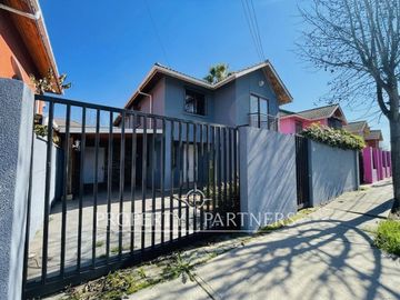 Santa Cruz, Casa en Barrio Residencial