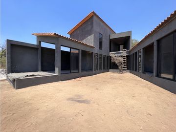 CASA EN VENTA EN VALLE DE BRAVO