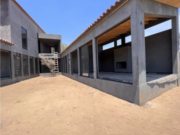 CASA EN VENTA EN VALLE DE BRAVO