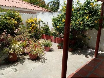 Espaciosa Casa Con Patio Amplio En Sitio Estratégico En El Barrio Paraíso-6106