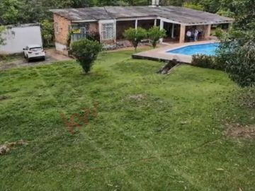 En venta casa campestre en Carmen de Apicalá con lote de 1.4 fanegadas.