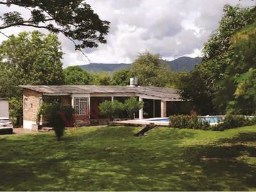 En venta casa campestre en Carmen de Apicalá con lote de 1.4 fanegadas.