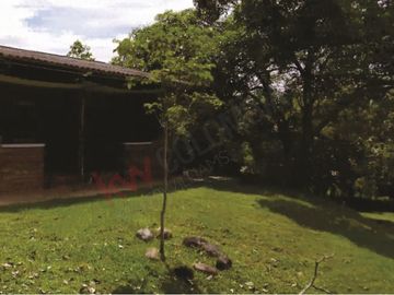 En venta casa campestre en Carmen de Apicalá con lote de 1.4 fanegadas.