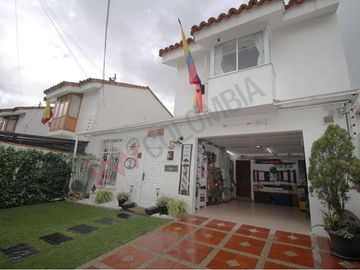 Amplia Casa de 5 habitaciones cerca a Bulevar Niza en Bogotá, súper linda.