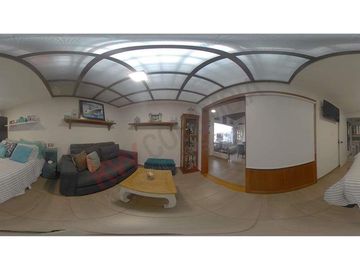 Amplia Casa de 5 habitaciones cerca a Bulevar Niza en Bogotá, súper linda.