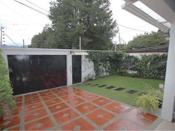 Amplia Casa de 5 habitaciones cerca a Bulevar Niza en Bogotá, súper linda.