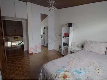 Amplia Casa de 5 habitaciones cerca a Bulevar Niza en Bogotá, súper linda.