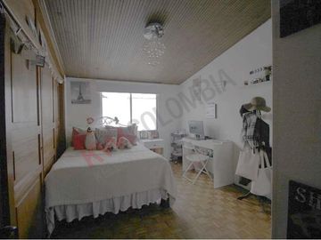 Amplia Casa de 5 habitaciones cerca a Bulevar Niza en Bogotá, súper linda.