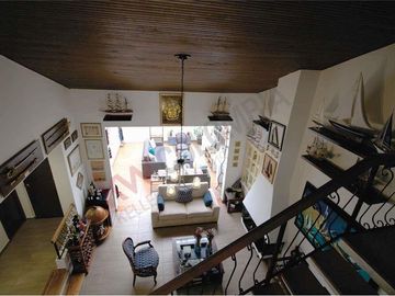 Amplia Casa de 5 habitaciones cerca a Bulevar Niza en Bogotá, súper linda.