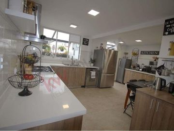 Amplia Casa de 5 habitaciones cerca a Bulevar Niza en Bogotá, súper linda.