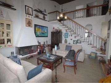 Amplia Casa de 5 habitaciones cerca a Bulevar Niza en Bogotá, súper linda.