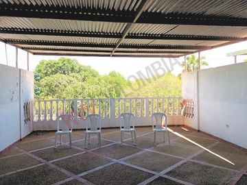 Casa en Venta en Carmen de Apicalá, Tolima. 3 amplios niveles, Local comercial