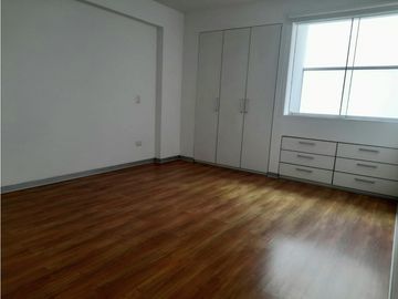 BAJO DE PRECIO! Amplio departamento en venta en Miraflores