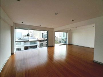BAJO DE PRECIO! Amplio departamento en venta en Miraflores