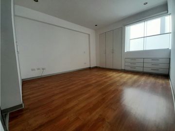 BAJO DE PRECIO! Amplio departamento en venta en Miraflores