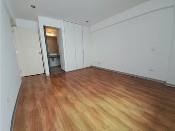 BAJO DE PRECIO! Amplio departamento en venta en Miraflores